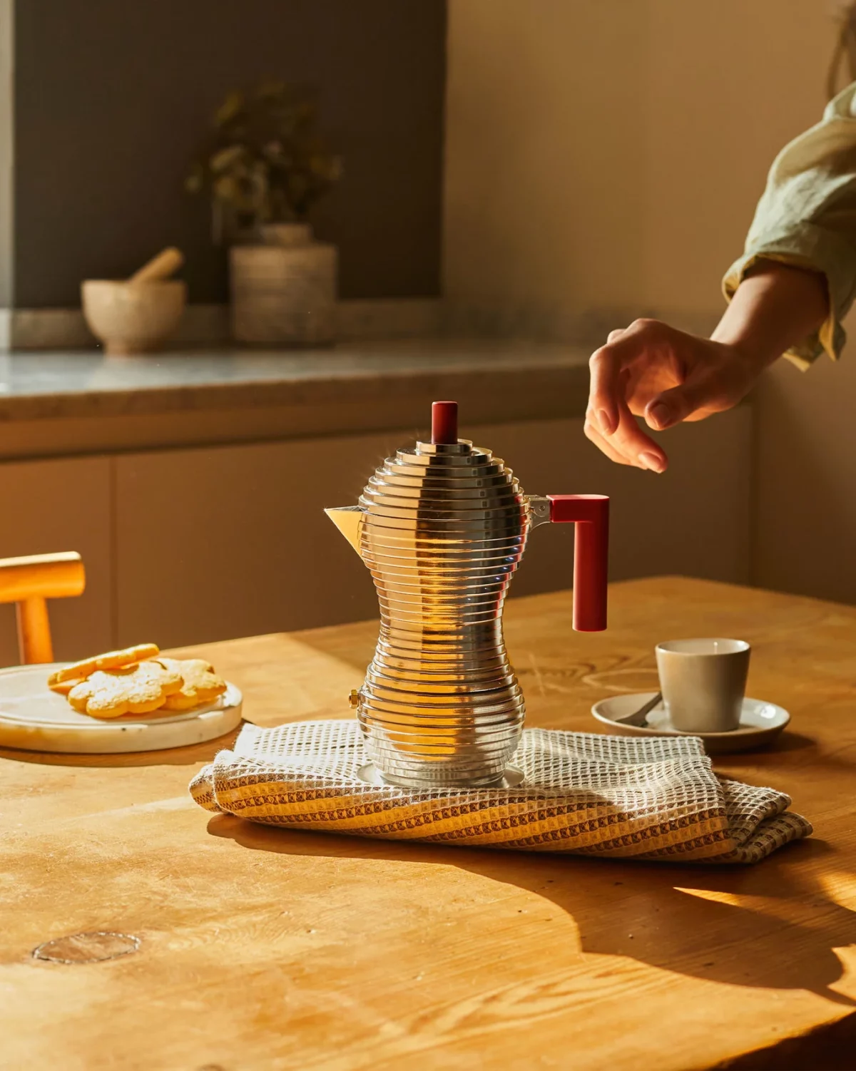 MDL02-022 ALESSI Caffettiera Pulcina - 3 tazze - Manico Rosso - immagine 2