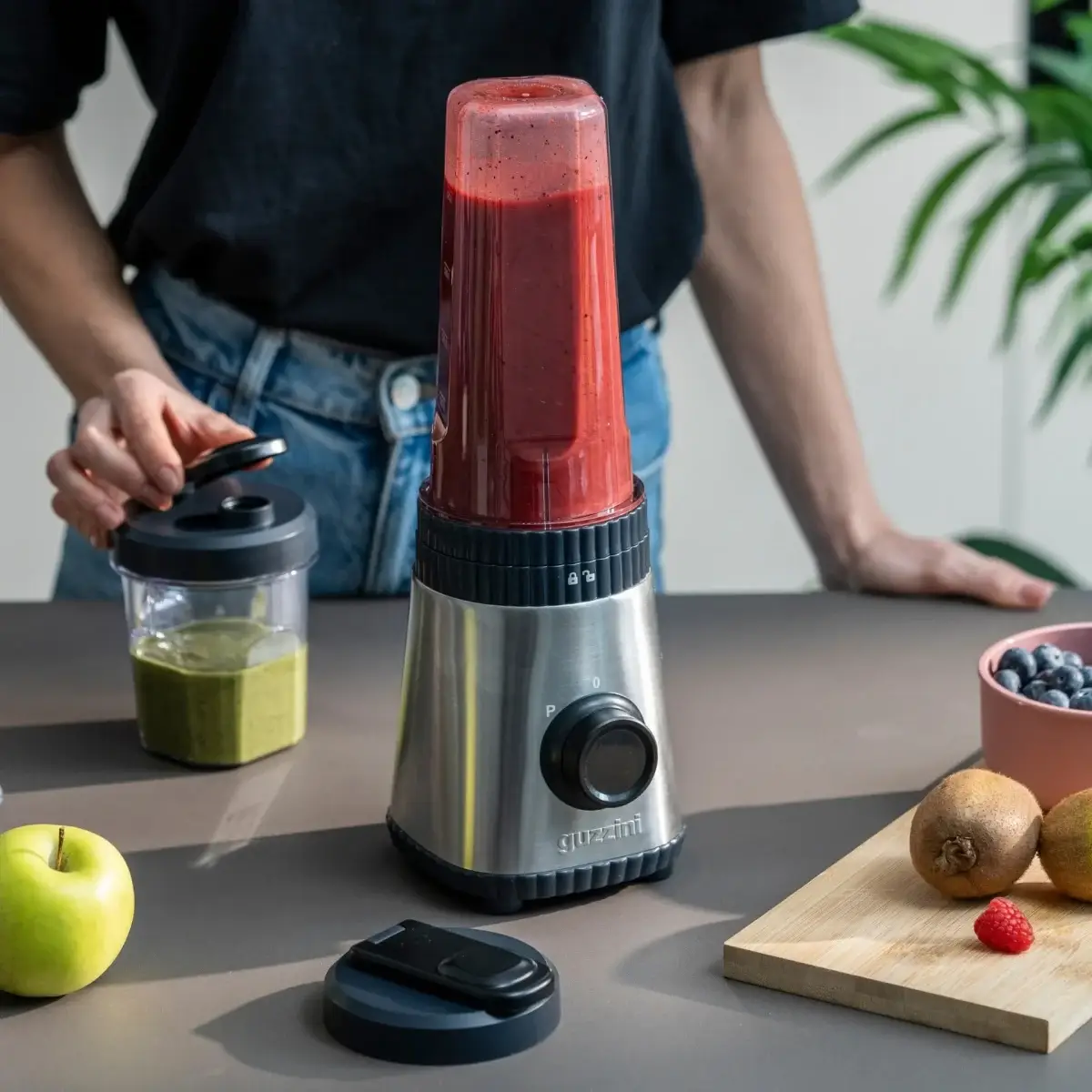 Guzzini Frullatore portatile on-the-go con bicchiere accessorio linea Sous Chef colore coal grey - immagine 2